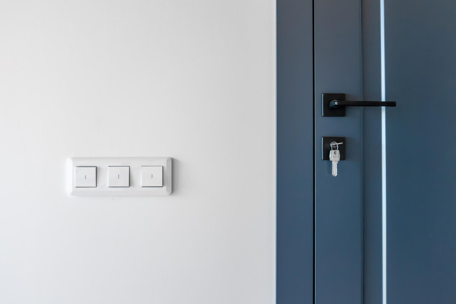 Montaje de Smart Lock de última generación para control de acceso desde el móvil.